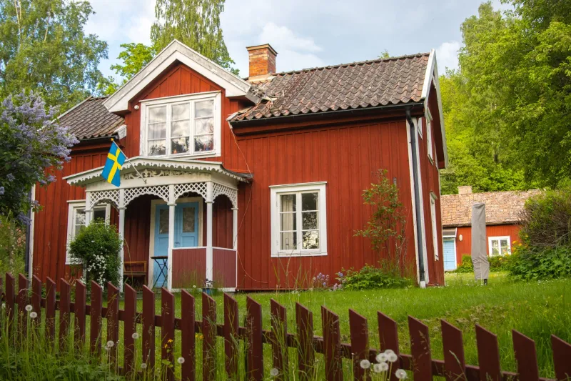 Smålands röda stugor och vilda fantasier: Så förvandlade Astrid Lindgren sin barndom till litteraturhistoria